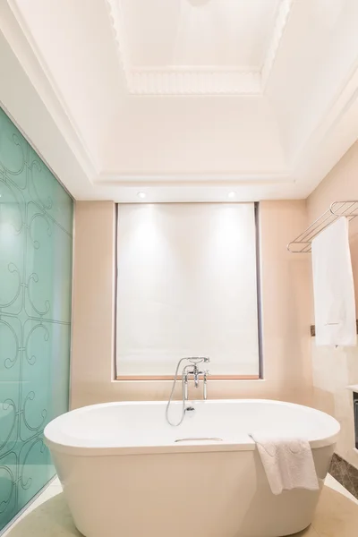 Moderno baño interior con bañera —  Fotos de Stock