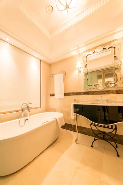 Moderno baño interior con bañera —  Fotos de Stock