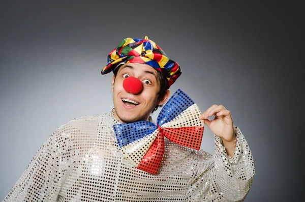 Clown divertente contro sfondo scuro — Foto Stock