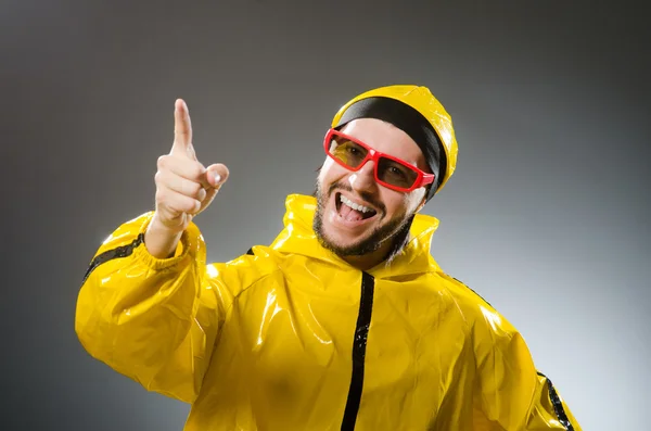 Rolig människa bär gula kostym — Stockfoto