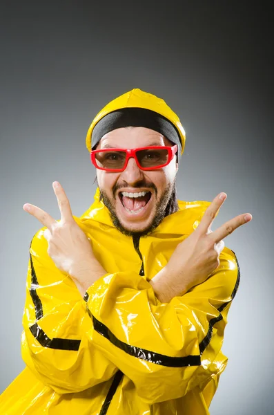 Uomo divertente che indossa abito giallo — Foto Stock