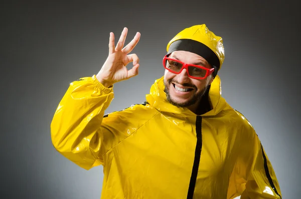 Legrační člověk nosí žluté barvy — Stock fotografie