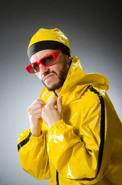 Hombre divertido con traje amarillo — Foto de Stock