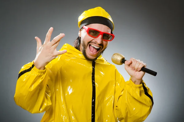 Homme en costume jaune avec micro — Photo