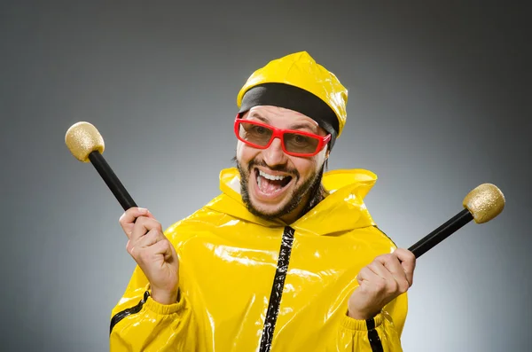 Человек в жёлтом костюме с микрофоном — стоковое фото