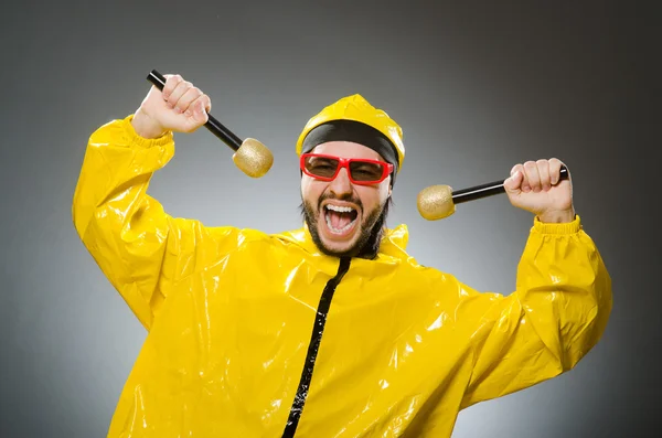 Uomo vestito di giallo con microfono — Foto Stock