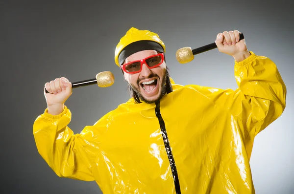 Homem usando terno amarelo com microfone — Fotografia de Stock