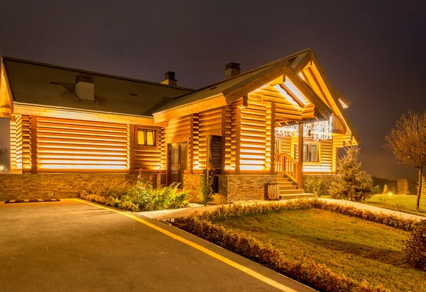 Mooi modern huis tijdens de avonduren — Stockfoto