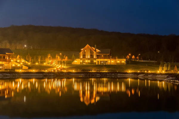 Mooi modern huis in de buurt van lake — Stockfoto