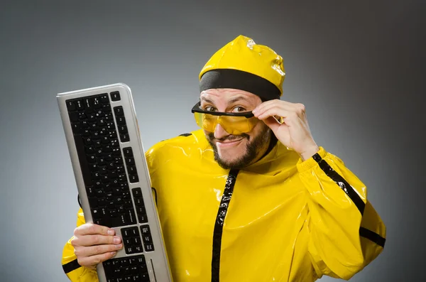 Człowiek sobie komplet żółty — Zdjęcie stockowe