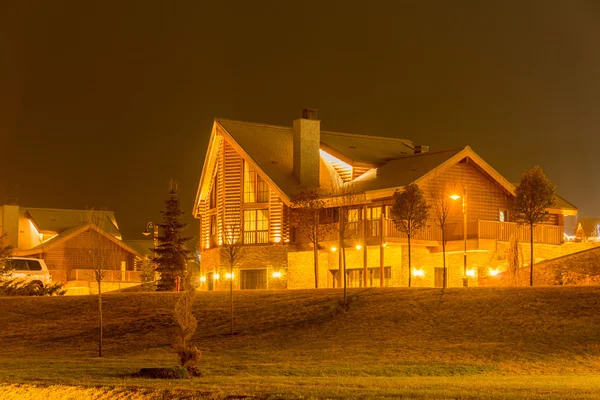 Casa moderna agradável durante as horas da noite — Fotografia de Stock