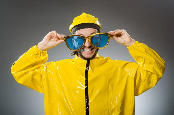 人の身に着けている黄色のスーツ — ストック写真