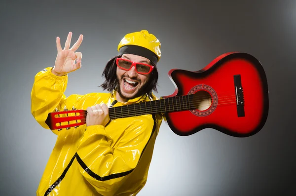 Hombre divertido con traje amarillo — Foto de Stock