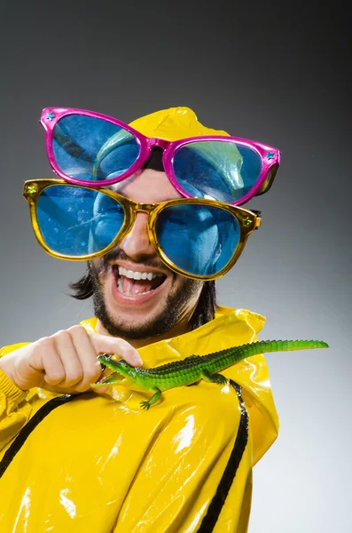 Homem usando terno amarelo — Fotografia de Stock