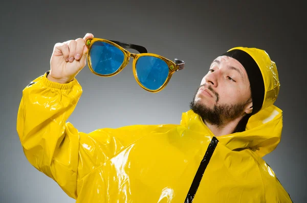 Hombre vestido de traje amarillo —  Fotos de Stock