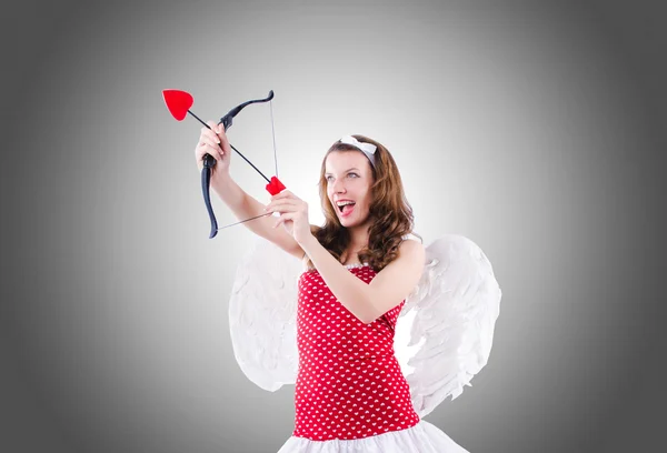 Žena s lukem v valentine koncepce — Stock fotografie