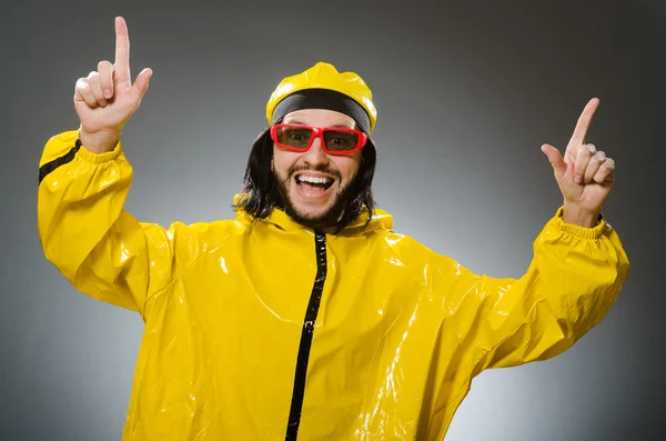 Homem usando terno amarelo — Fotografia de Stock