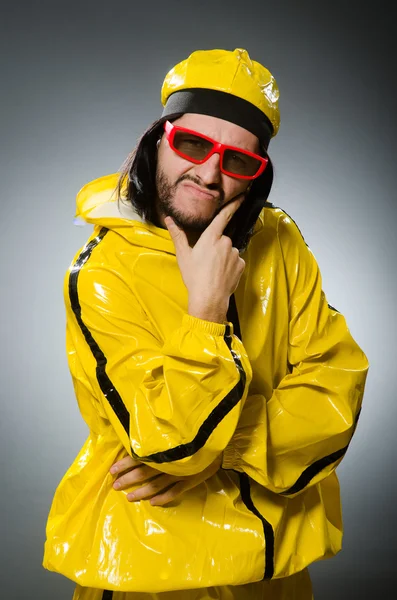 Hombre vestido de traje amarillo —  Fotos de Stock