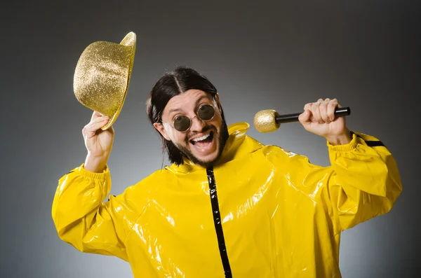 Hombre vestido de traje amarillo — Foto de Stock