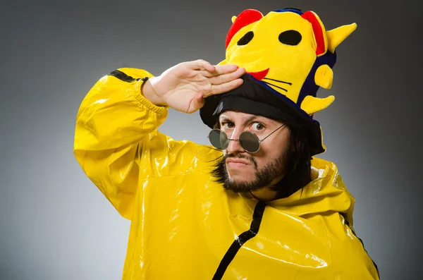 Hombre vestido de traje amarillo en concepto divertido —  Fotos de Stock