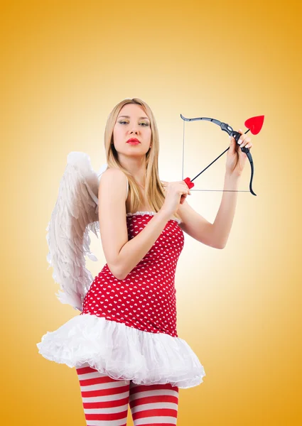 Mujer con arco en concepto de San Valentín —  Fotos de Stock