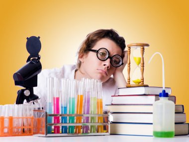 Deli kadın kimyacı sarı degrade karşı laboratuarında