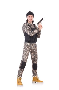 Beyaz izole tabanca tutan askeri üniformalı genç adam