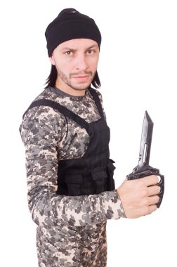 Elinde bıçakla üzerine beyaz izole askeri üniformalı genç adam