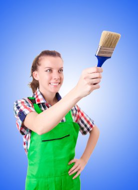 Kadın ressam karşı gradyan fırça ile 