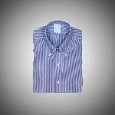 Hoş erkek gömleği, eğime karşı. 