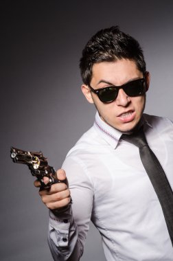 adam silah tutan serin güneş gözlüğü