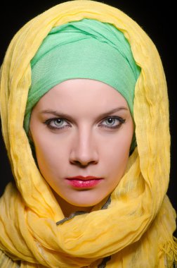 Ciddi kadın giyiyor renkli başörtüsü