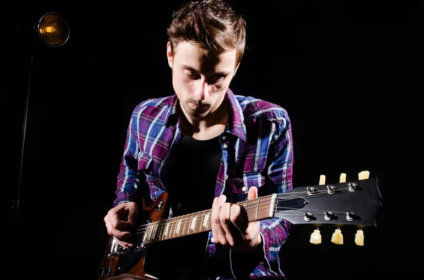 Man spelar gitarr — Stockfoto