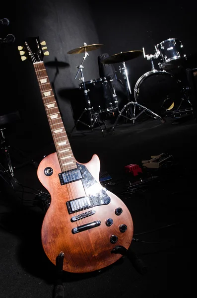 Conjunto de instrumentos musicales en club —  Fotos de Stock