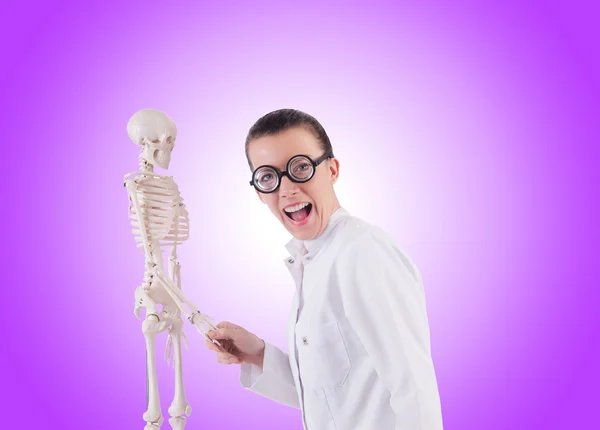 Médecin avec squelette contre gradient — Photo