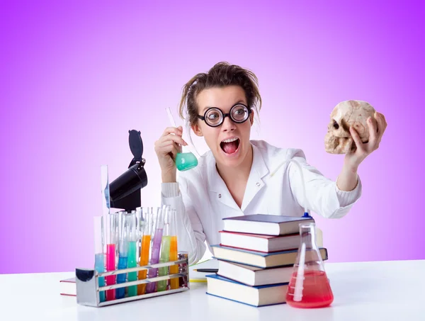 Gek vrouwelijke scheikundige in lab — Stockfoto