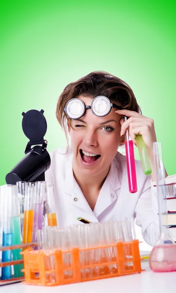 Mulher louca química no laboratório — Fotografia de Stock