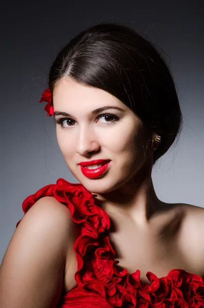 Retrato de mulher contra fundo cinza — Fotografia de Stock