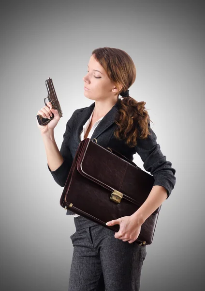 Mulher businewoman com arma de mão — Fotografia de Stock
