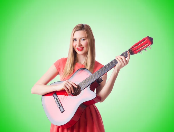 Kvinna spelar gitarr — Stockfoto