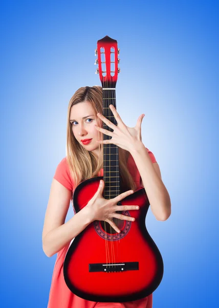 弹吉他的女人 — 图库照片