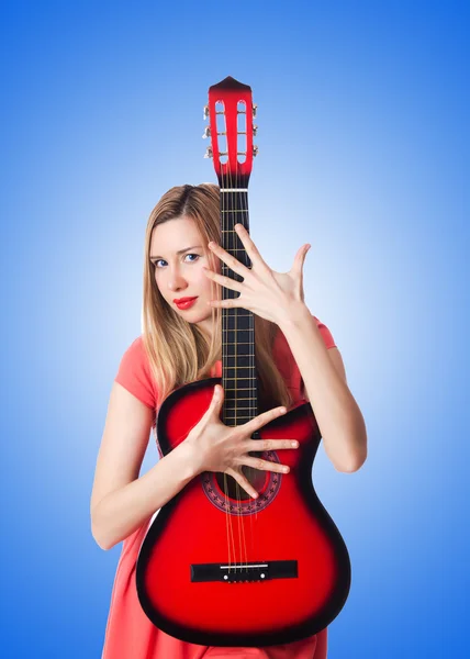 Vrouw die gitaar speelt — Stockfoto