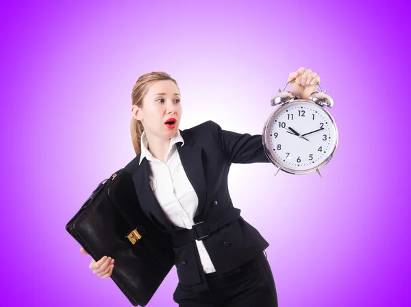Женщина-бизнесмен с гигантскими часами — стоковое фото