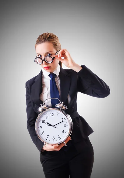 Nerd-Geschäftsfrau mit riesigem Wecker — Stockfoto