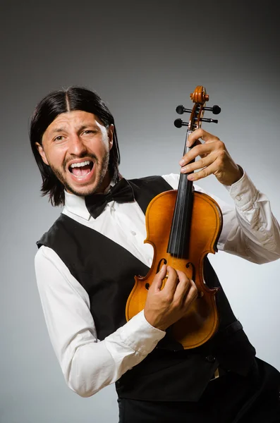 Hombre tocando el violín en concepto musical — Foto de Stock