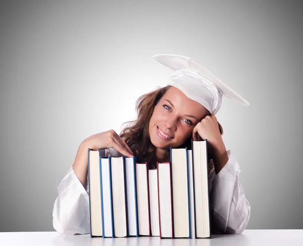 Afstuderen met boek tegen het verloop — Stockfoto