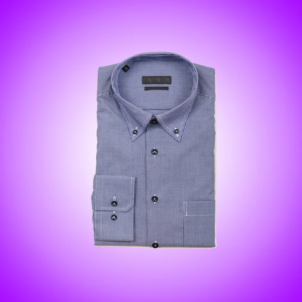 Camisa masculina agradável contra o gradiente — Fotografia de Stock