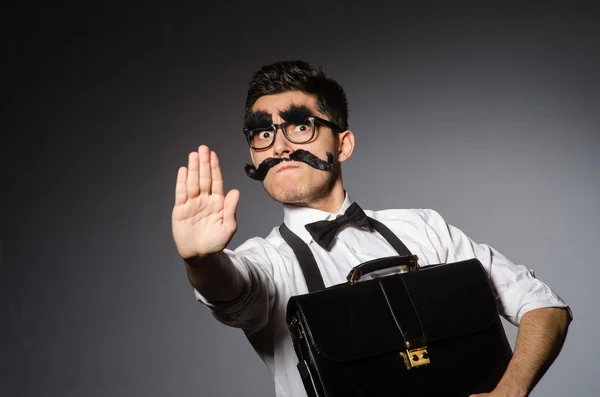 Jeune homme avec de fausses moustaches — Photo