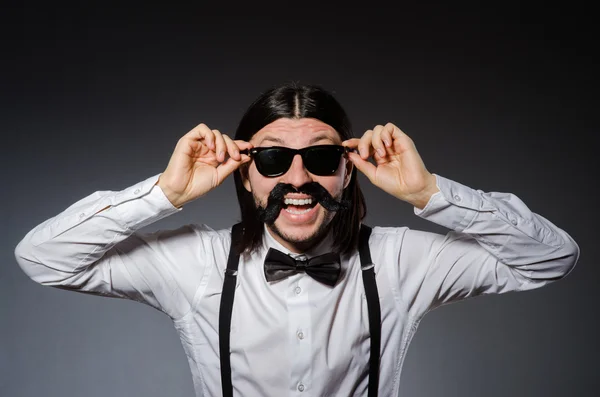 Homem positivo em roupas clássicas isolado em cinza — Fotografia de Stock