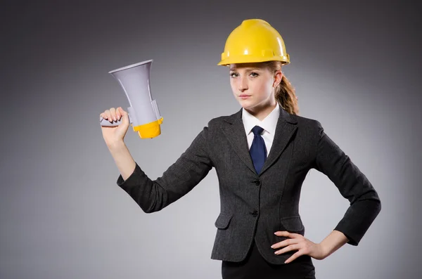 Engenheira feminina com capacete e alto-falante isolado em cinza — Fotografia de Stock